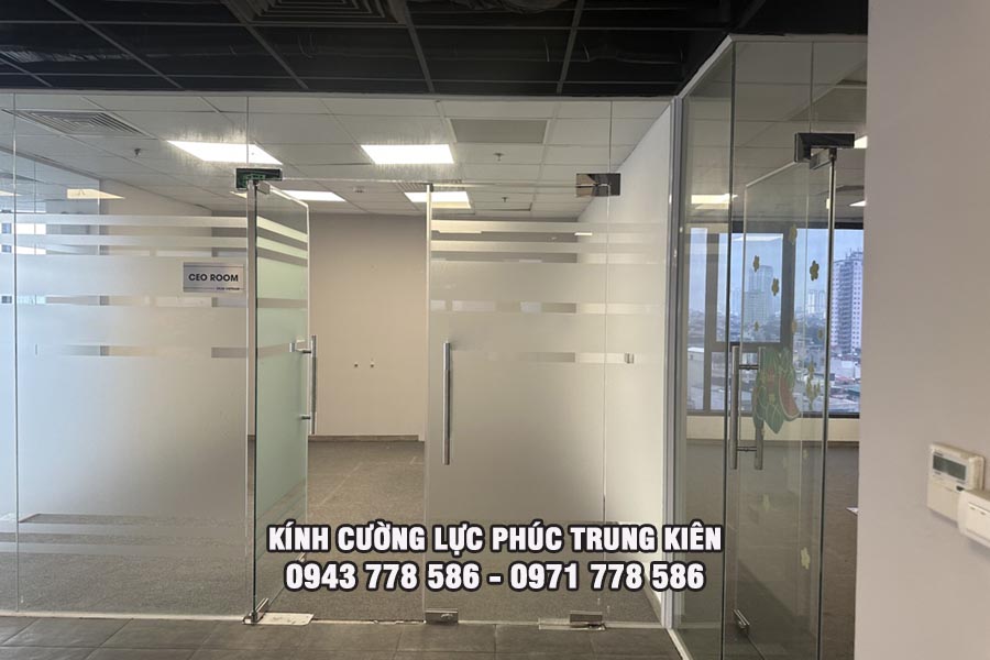 kính cường lực có tự nổ không